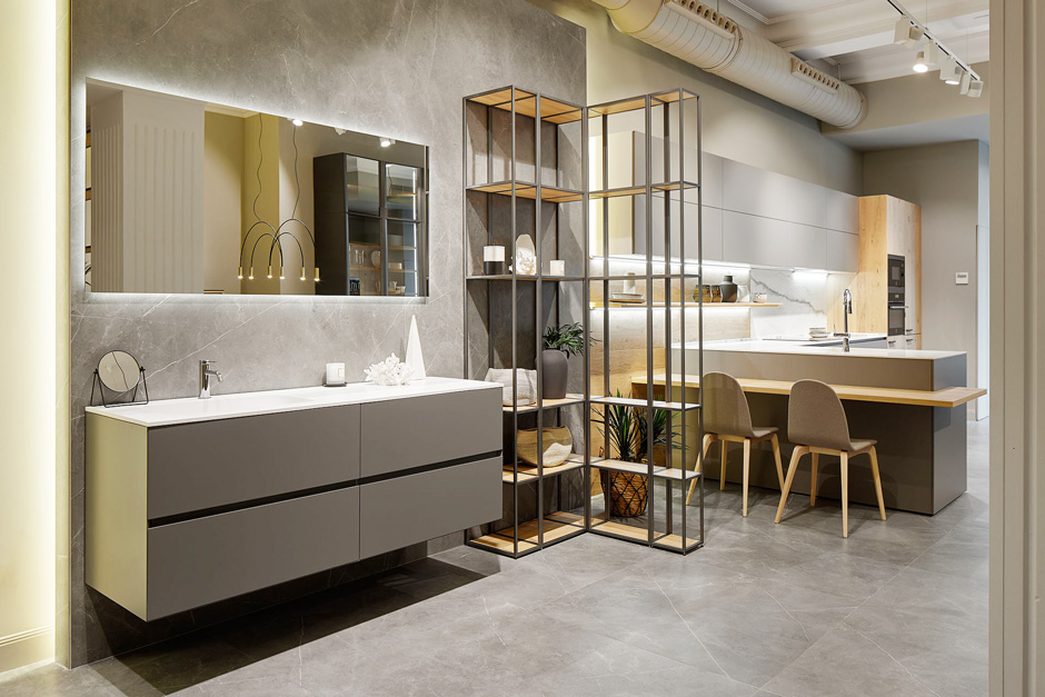 exposición con mueble de baño dica en la tienda secoya de gros